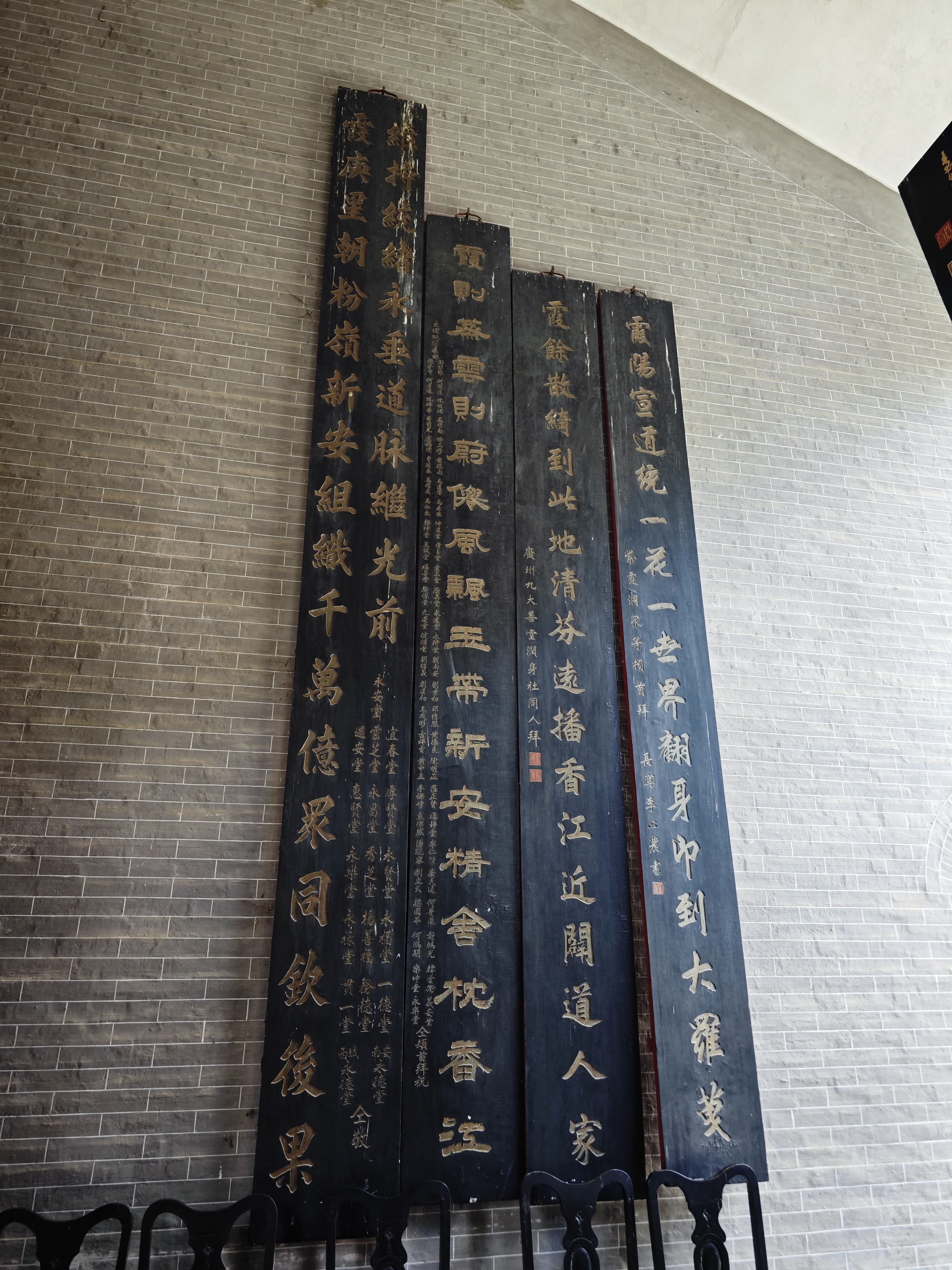 中醫師為居民把脈問診